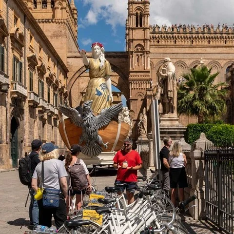Reliez les places, le marché et le front de mer de Palerme à vélo