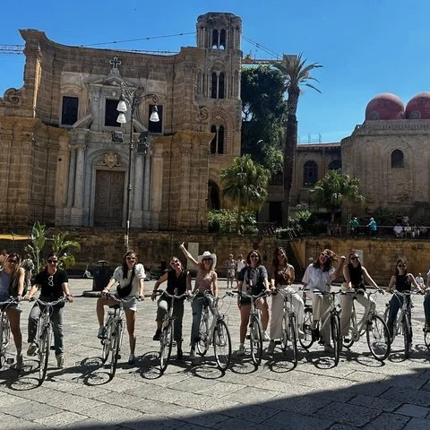 Reliez les places, le marché et le front de mer de Palerme à vélo