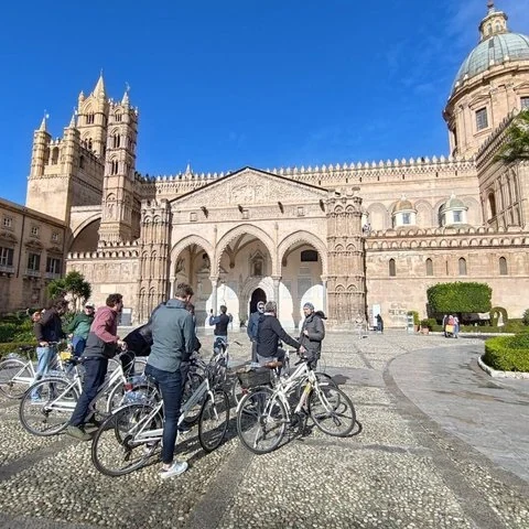 Reliez les places, le marché et le front de mer de Palerme à vélo
