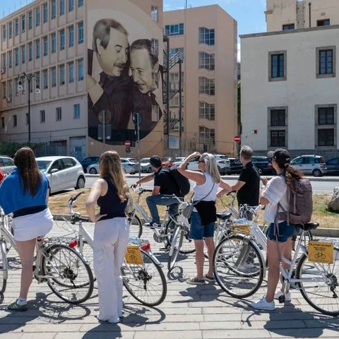 Reliez les places, le marché et le front de mer de Palerme à vélo