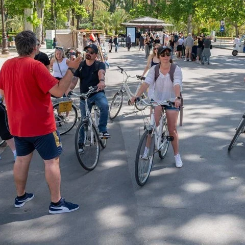 Reliez les places, le marché et le front de mer de Palerme à vélo