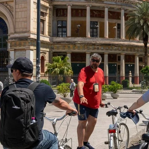 Reliez les places, le marché et le front de mer de Palerme à vélo