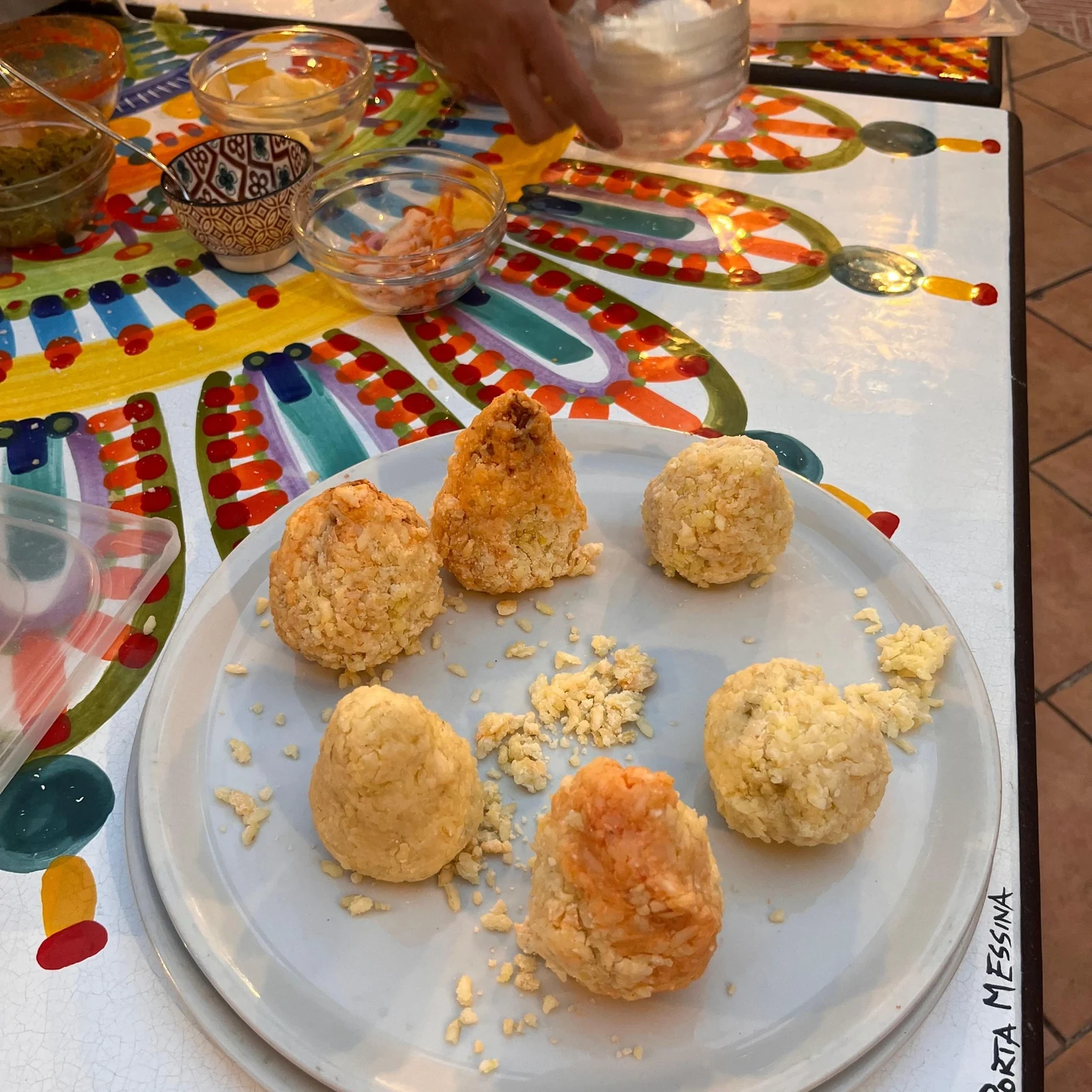 Bereite Arancini zu und genieße sie anschließend in Taormina