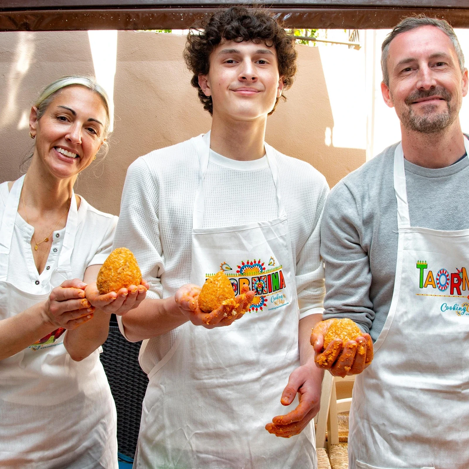 Bereite Arancini zu und genieße sie anschließend in Taormina