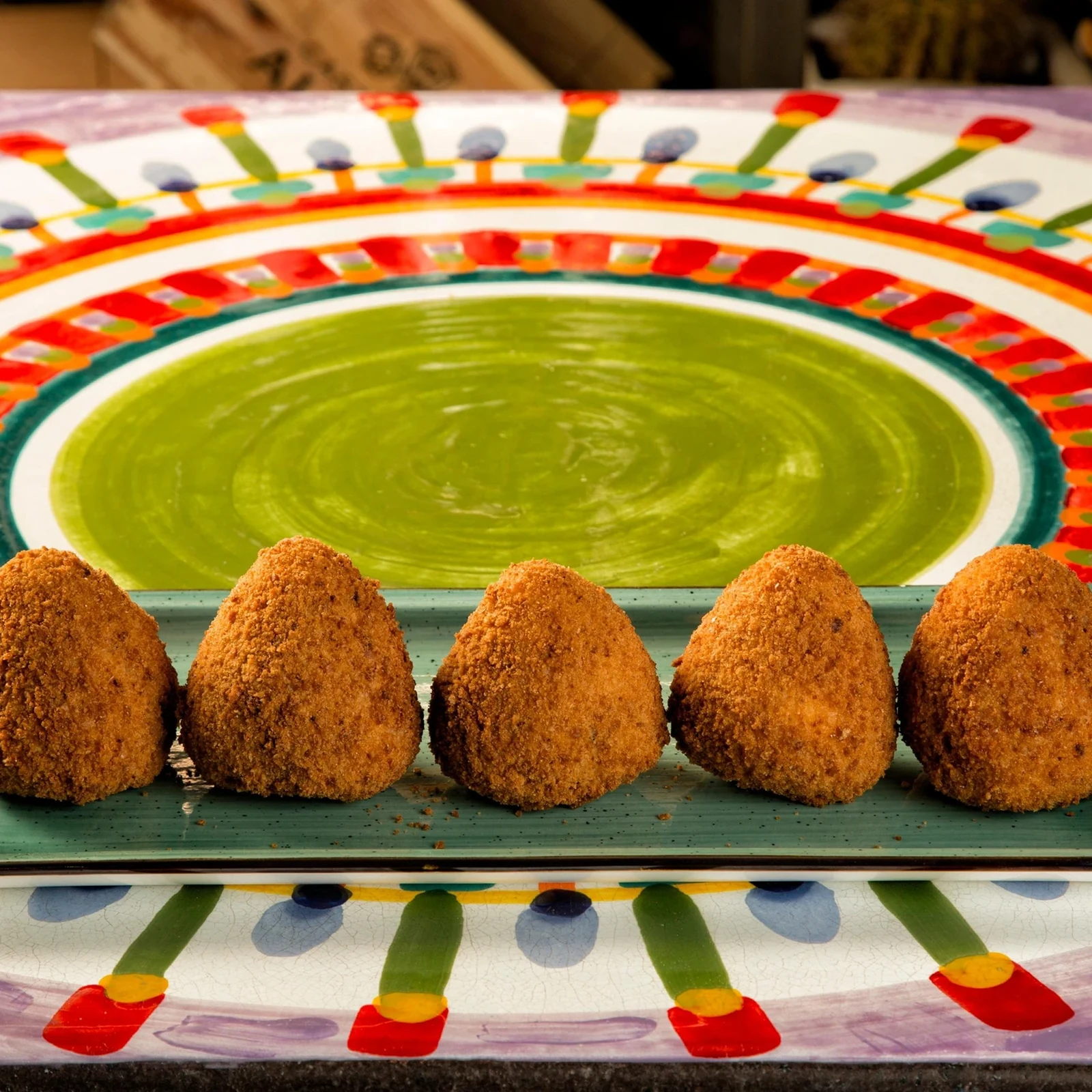 Bereite Arancini zu und genieße sie anschließend in Taormina
