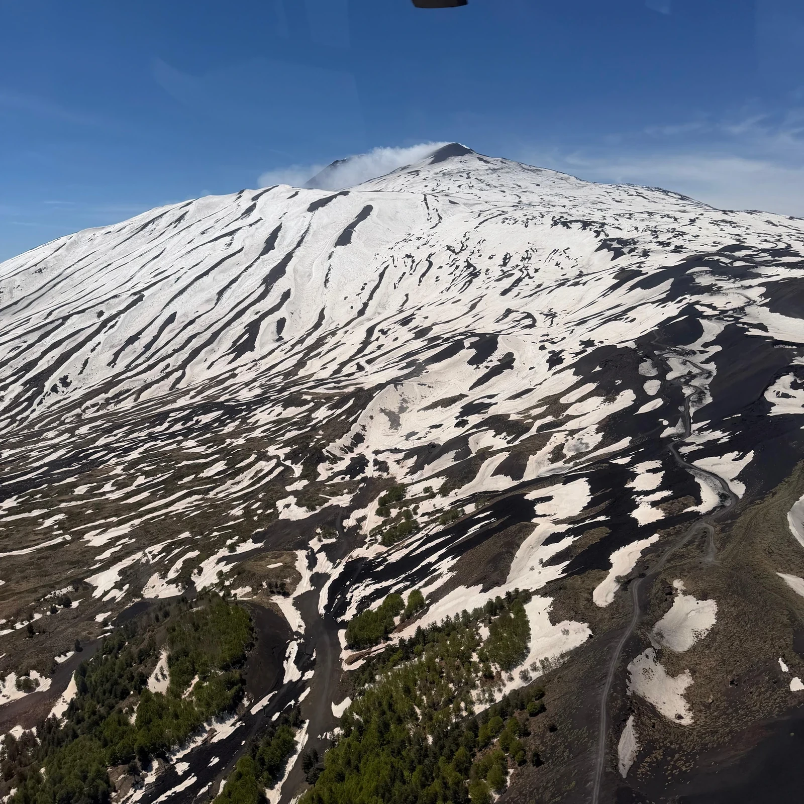 Die Vulkanlandschaft des Ätna aus der Luft sehen