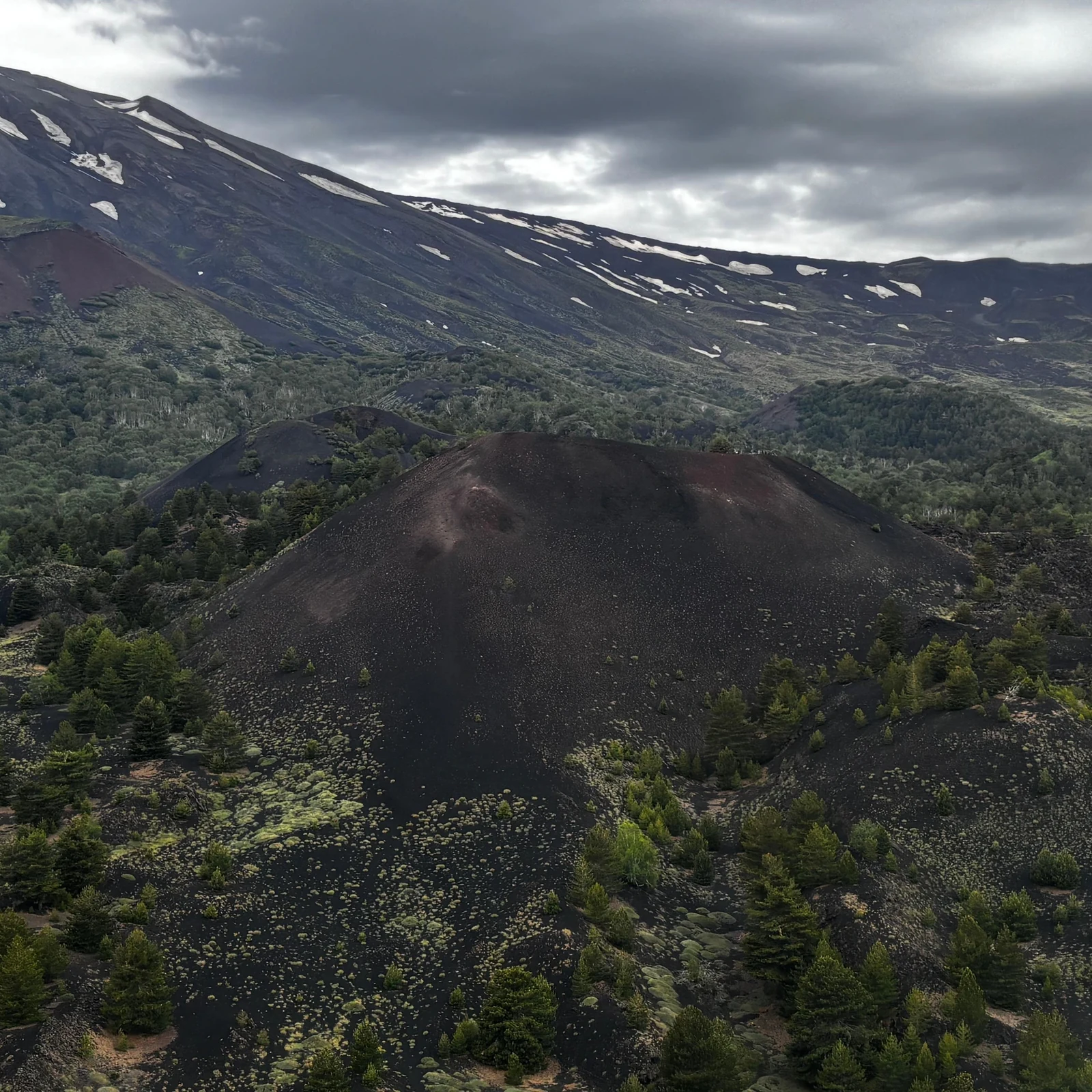 Le paysage volcanique de l’Etna vu du ciel
