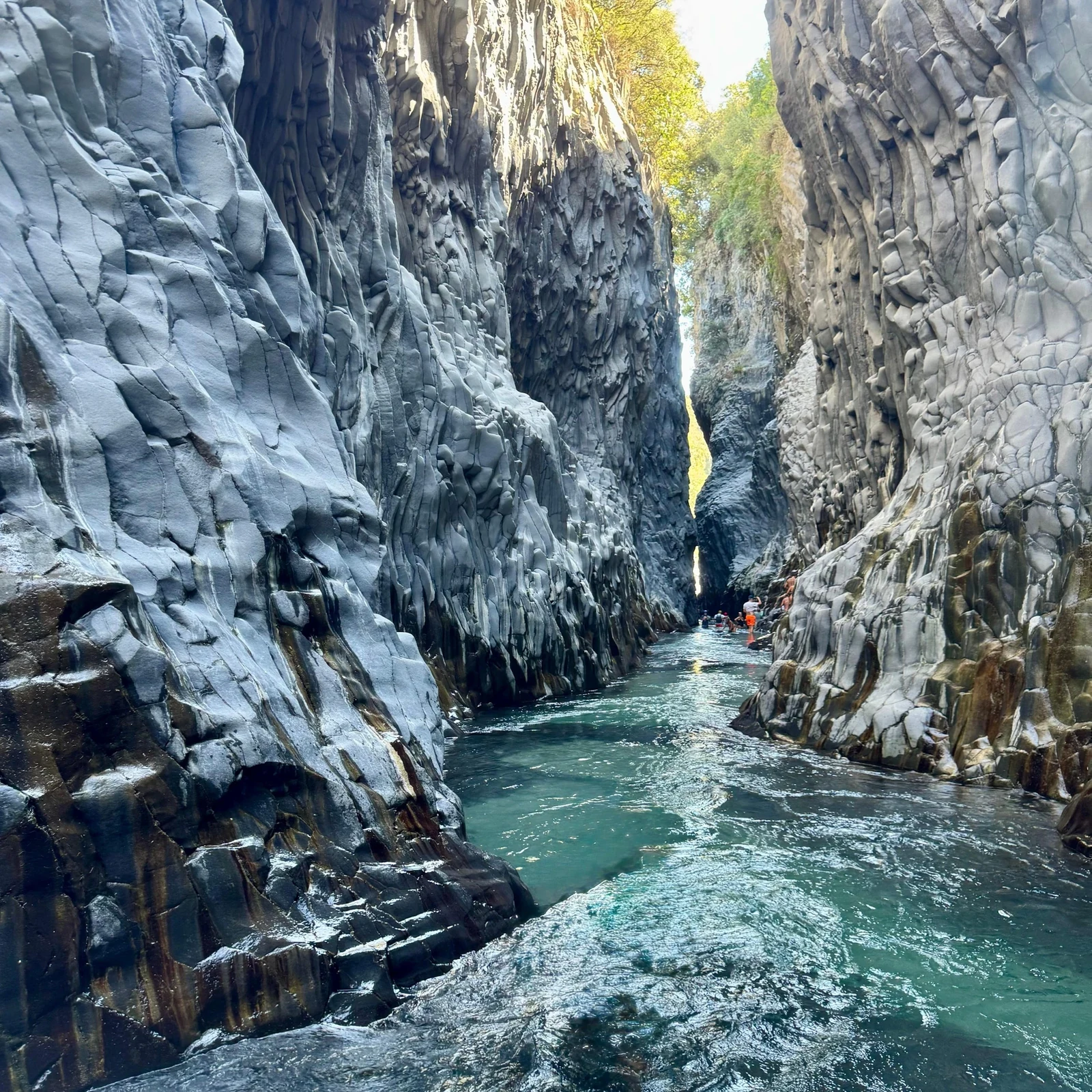 Explorez les gorges de l'Alcantara depuis l'eau