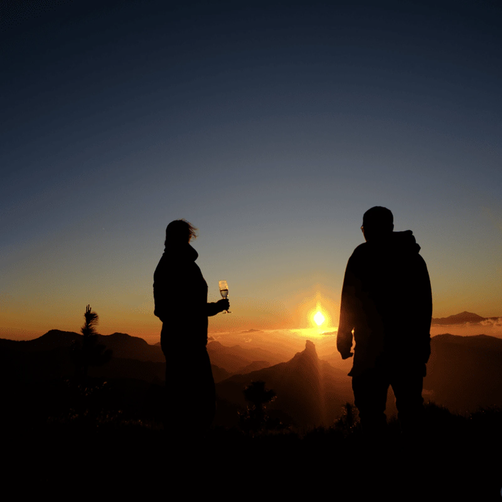 Del atardecer en la montaña al cielo estrellado
