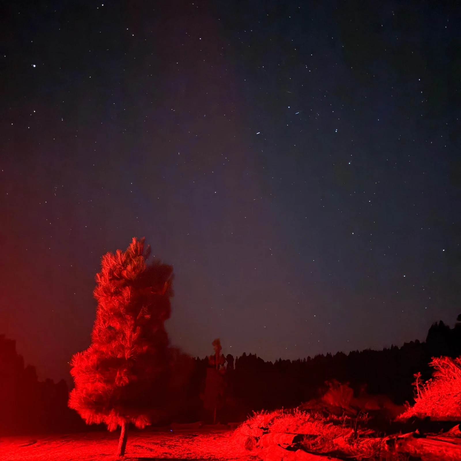 Del atardecer en la montaña al cielo estrellado