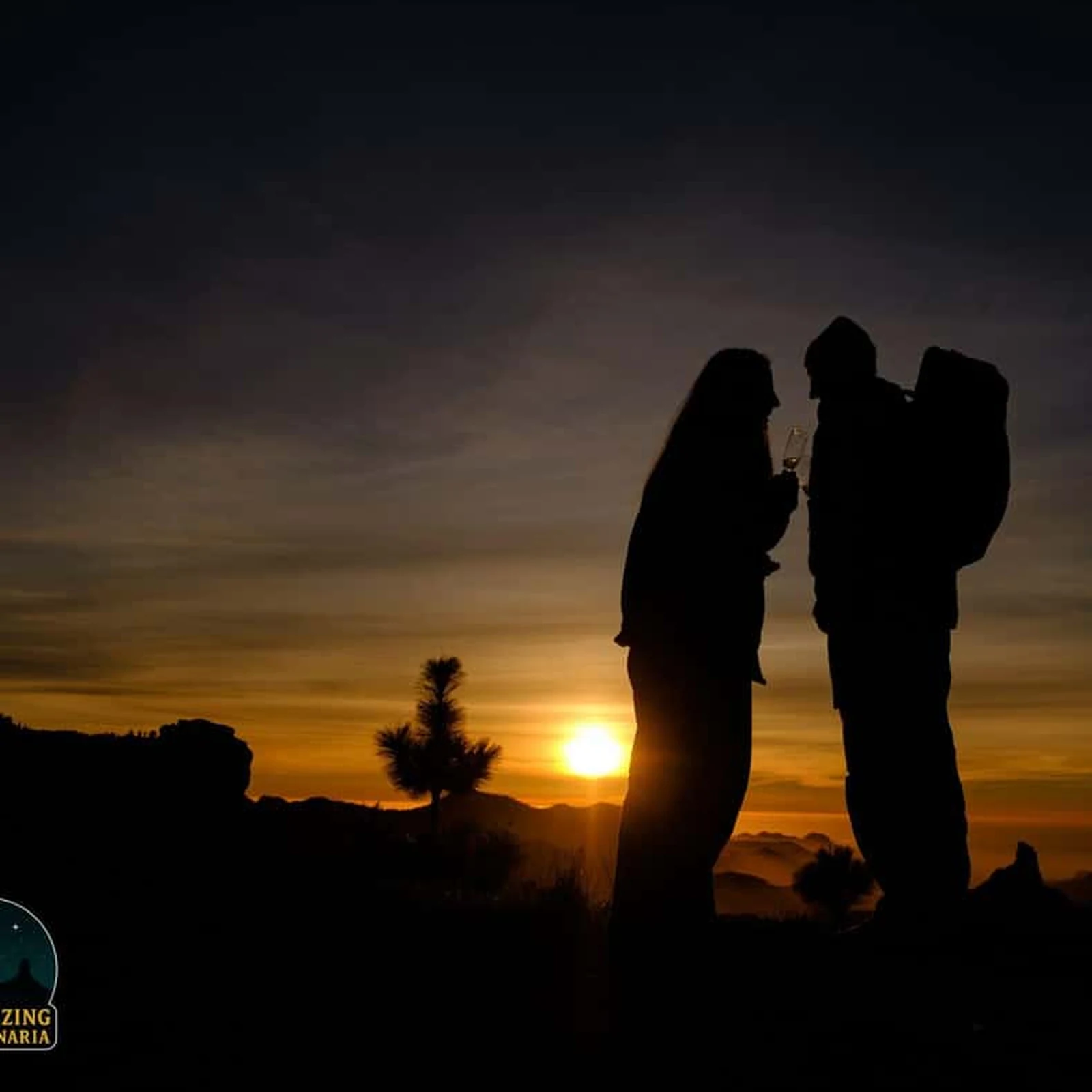 Del atardecer en la montaña al cielo estrellado