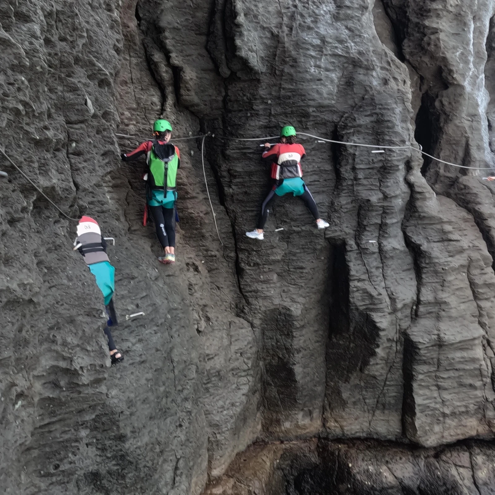 Follow a watercourse on foot, by swimming and by abseiling