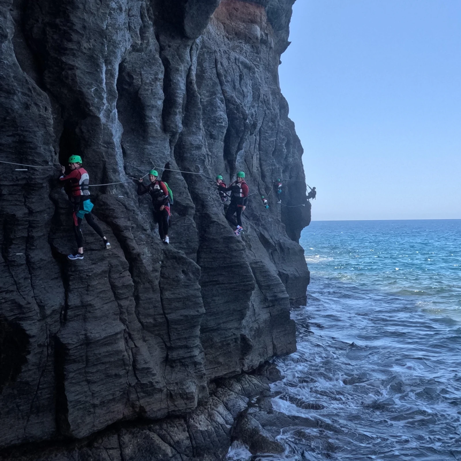 Follow a watercourse on foot, by swimming and by abseiling