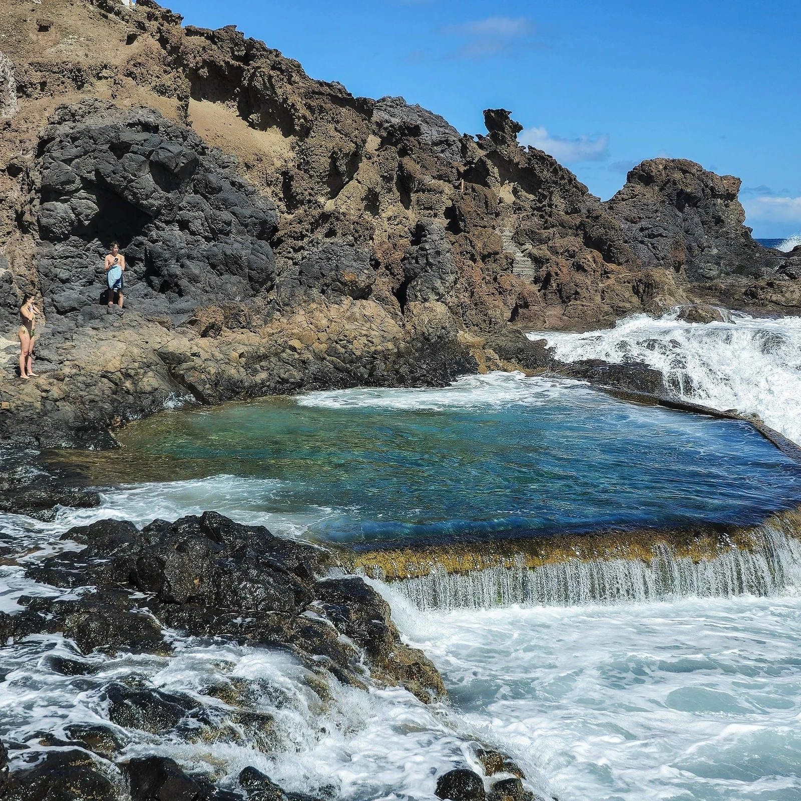 Des piscines volcaniques au coucher de soleil sur l’Atlantique