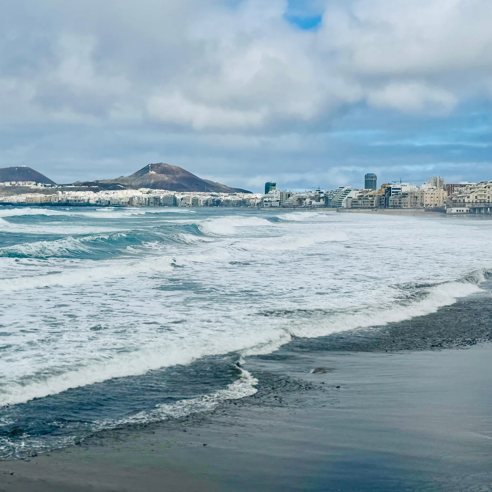 Las Palmas entre calles históricas, jardines y paisaje volcánico