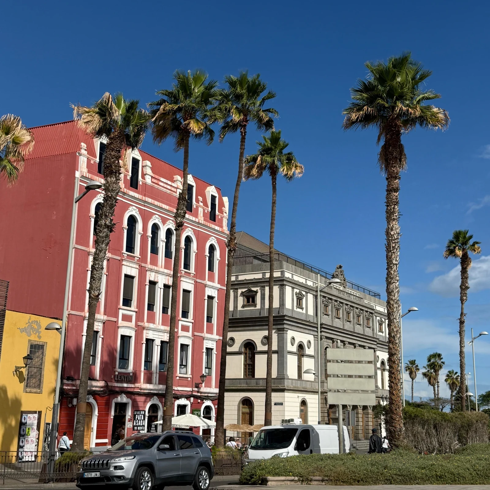 Las Palmas entre calles históricas, jardines y paisaje volcánico