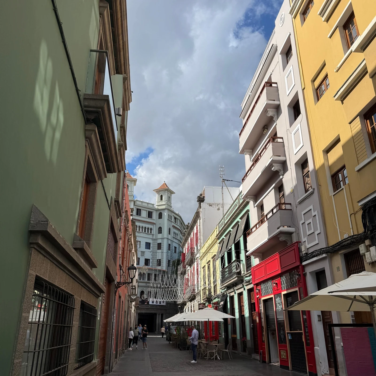 Las Palmas entre calles históricas, jardines y paisaje volcánico