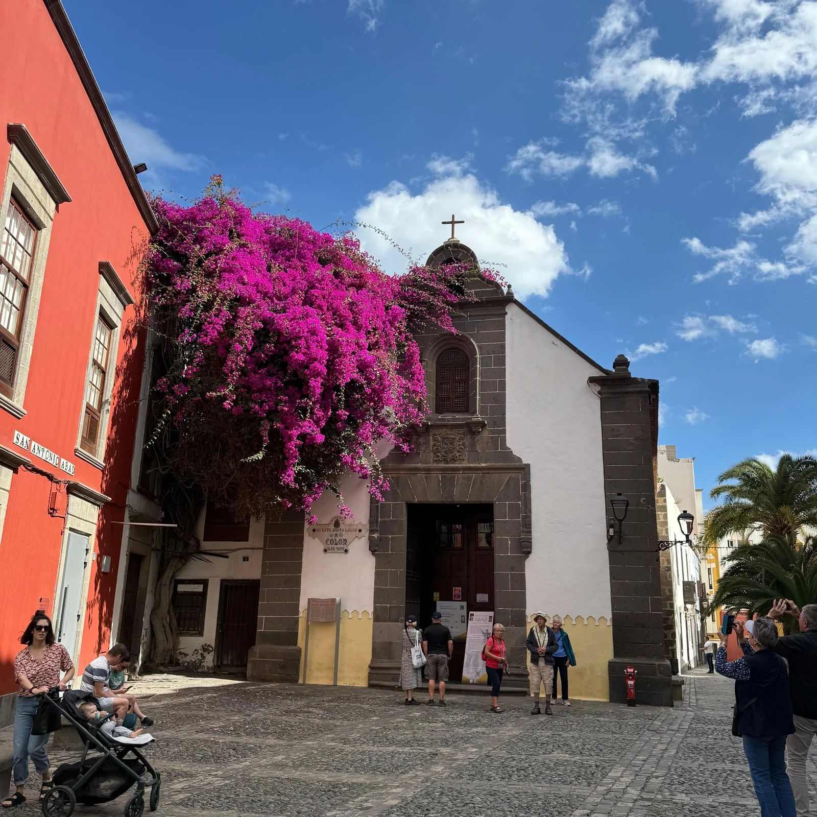 Las Palmas entre calles históricas, jardines y paisaje volcánico