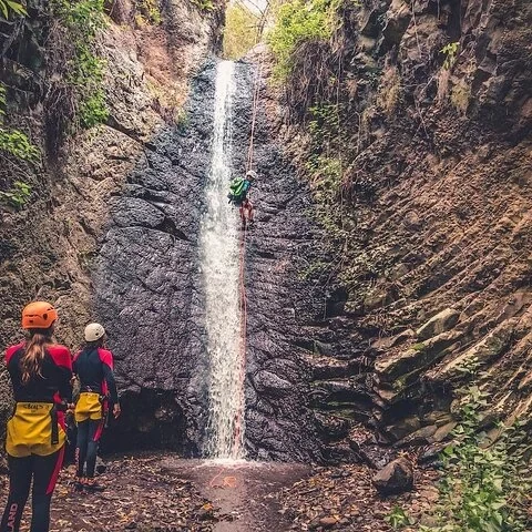 Folge dem Wasser durch Wasserfälle und Lorbeerwald