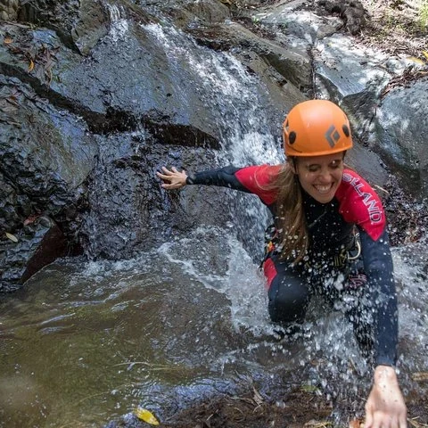 Folge dem Wasser durch Wasserfälle und Lorbeerwald