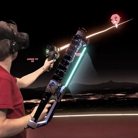 Bild eines Virtual-Reality-Spiels mit einer Person mit Headset vor einer dunklen Szene.