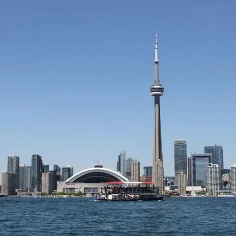 Der CN Tower und Gebäude von Toronto vom Wasser aus gesehen.