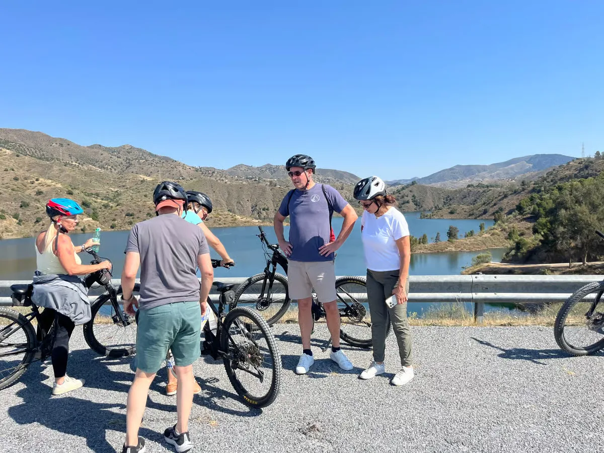 Itinéraire en vélo électrique dans les Montes de Málaga : vues, nature et tapas