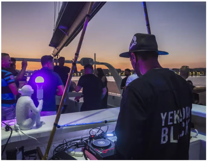 Croisière en catamaran à Málaga au coucher du soleil ou de nuit avec DJ