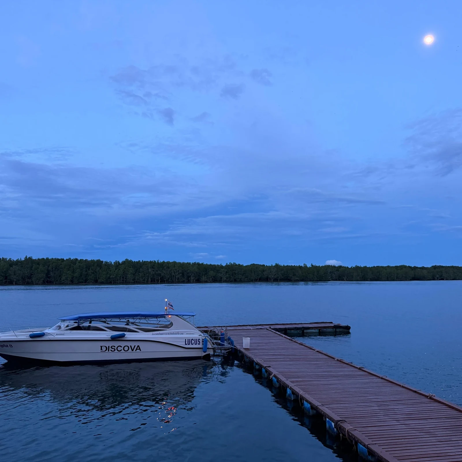 Tagsüber Inseln und Seekanu, nach Sonnenuntergang Plankton