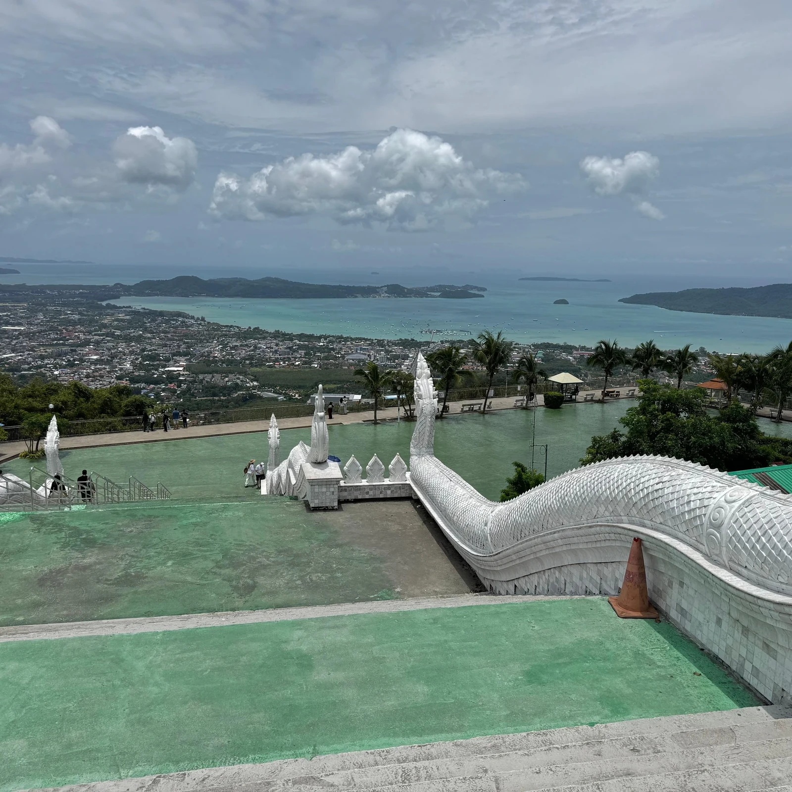 Ein Tag zwischen Phukets Aussichtspunkten, Tempeln und Märkten
