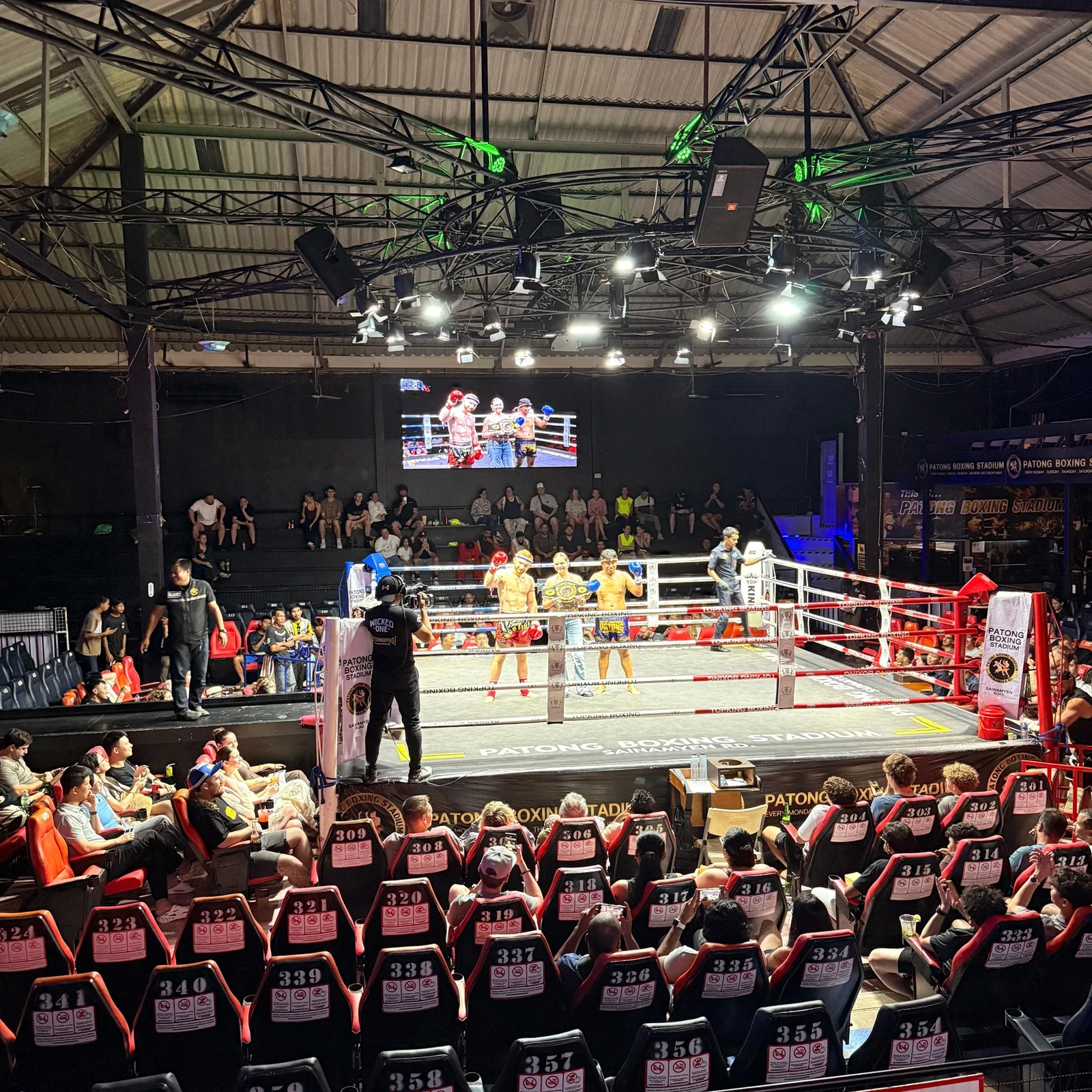 Une soirée de Muay Thai au bord du ring à Patong