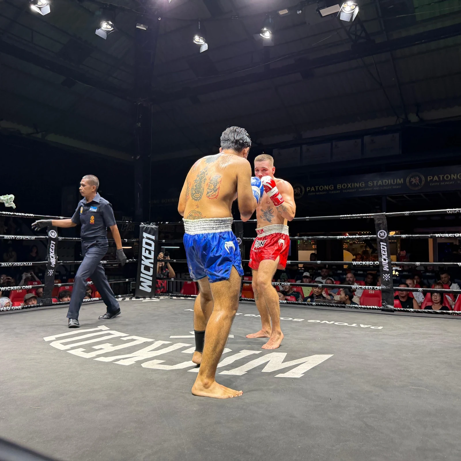 Une soirée de Muay Thai au bord du ring à Patong