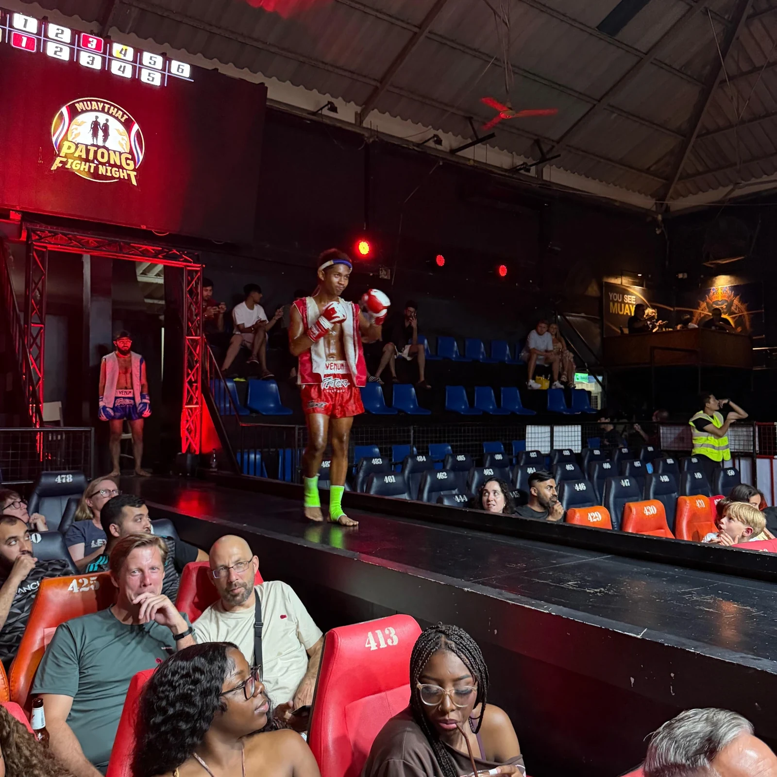 Une soirée de Muay Thai au bord du ring à Patong