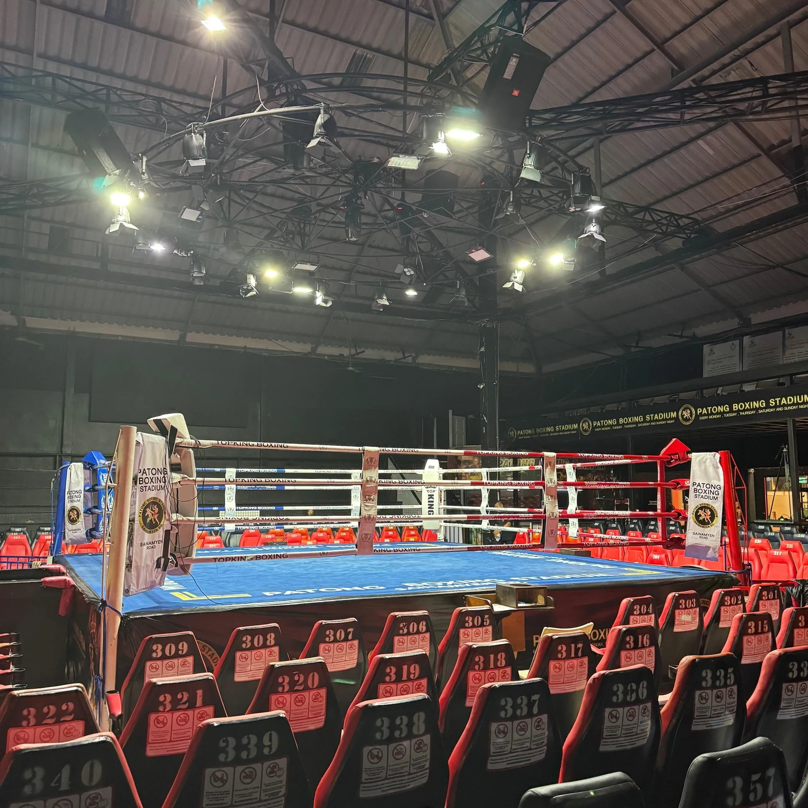 Une soirée de Muay Thai au bord du ring à Patong