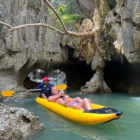 Kayak au coucher du soleil dans les grottes de Phang Nga