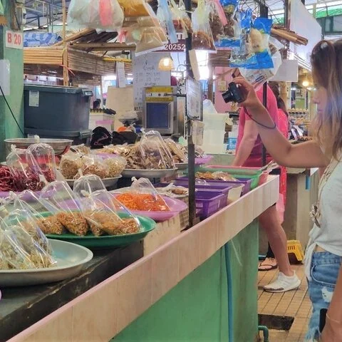 Thai-Gerichte in Phuket Schritt für Schritt selbst kochen