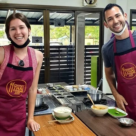 Thai-Gerichte in Phuket Schritt für Schritt selbst kochen