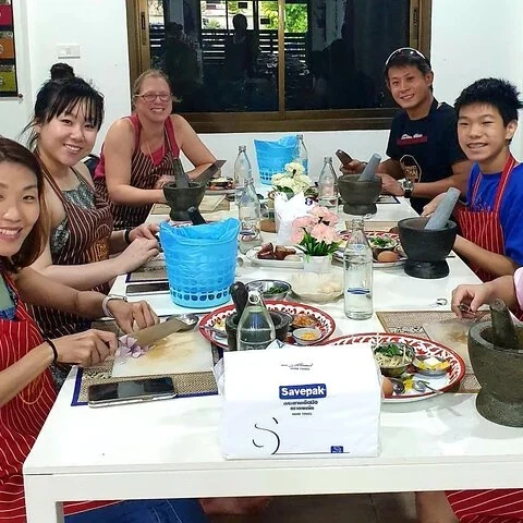 Thai-Gerichte in Phuket Schritt für Schritt selbst kochen