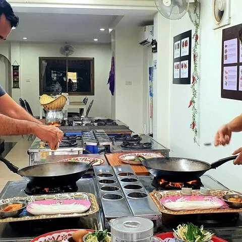 Thai-Gerichte in Phuket Schritt für Schritt selbst kochen