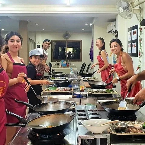 Thai-Gerichte in Phuket Schritt für Schritt selbst kochen