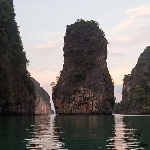 La baie de Phang Nga en bateau, en canoë et de nuit