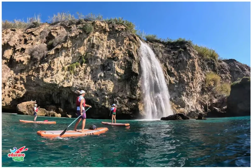 Stand-up-Paddling in Nerja entlang der Klippen und des Wasserfalls von Maro