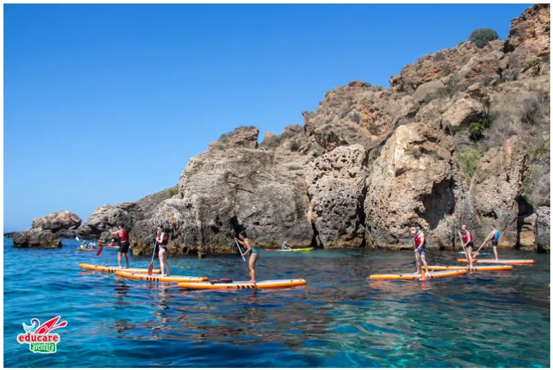 Stand-up-Paddling in Nerja entlang der Klippen und des Wasserfalls von Maro