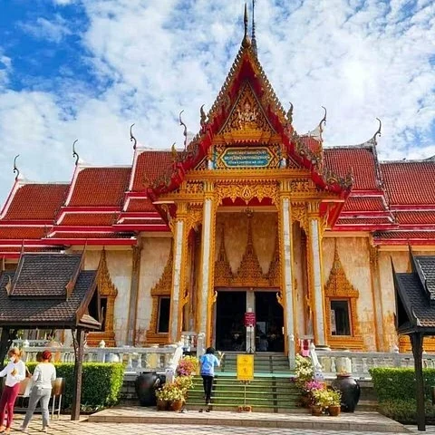 Erlebe die Morgenrituale im Wat Chalong
