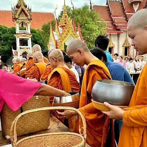 Erlebe die Morgenrituale im Wat Chalong