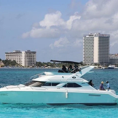 Mit einer SeaRay-Yacht samt Crew durch Cancún fahren