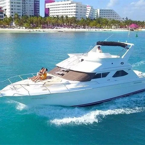 Mit einer SeaRay-Yacht samt Crew durch Cancún fahren