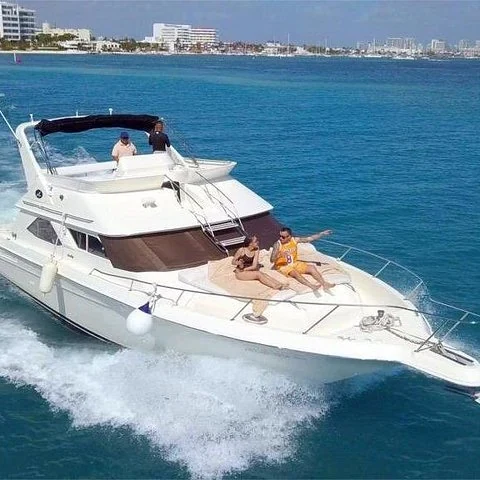 Mit einer SeaRay-Yacht samt Crew durch Cancún fahren