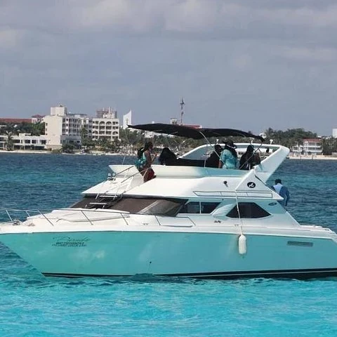 Mit einer SeaRay-Yacht samt Crew durch Cancún fahren