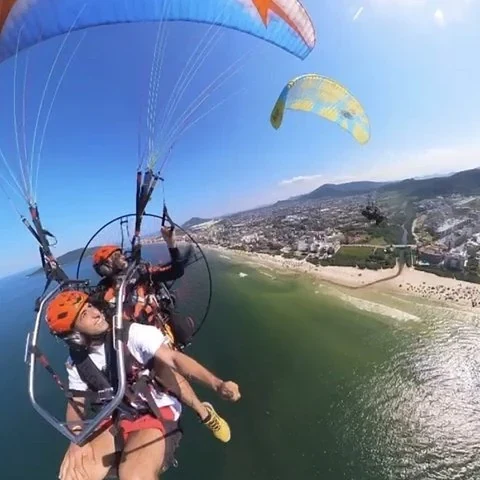 Die Küste von Florianópolis aus einem Tandemflug erleben
